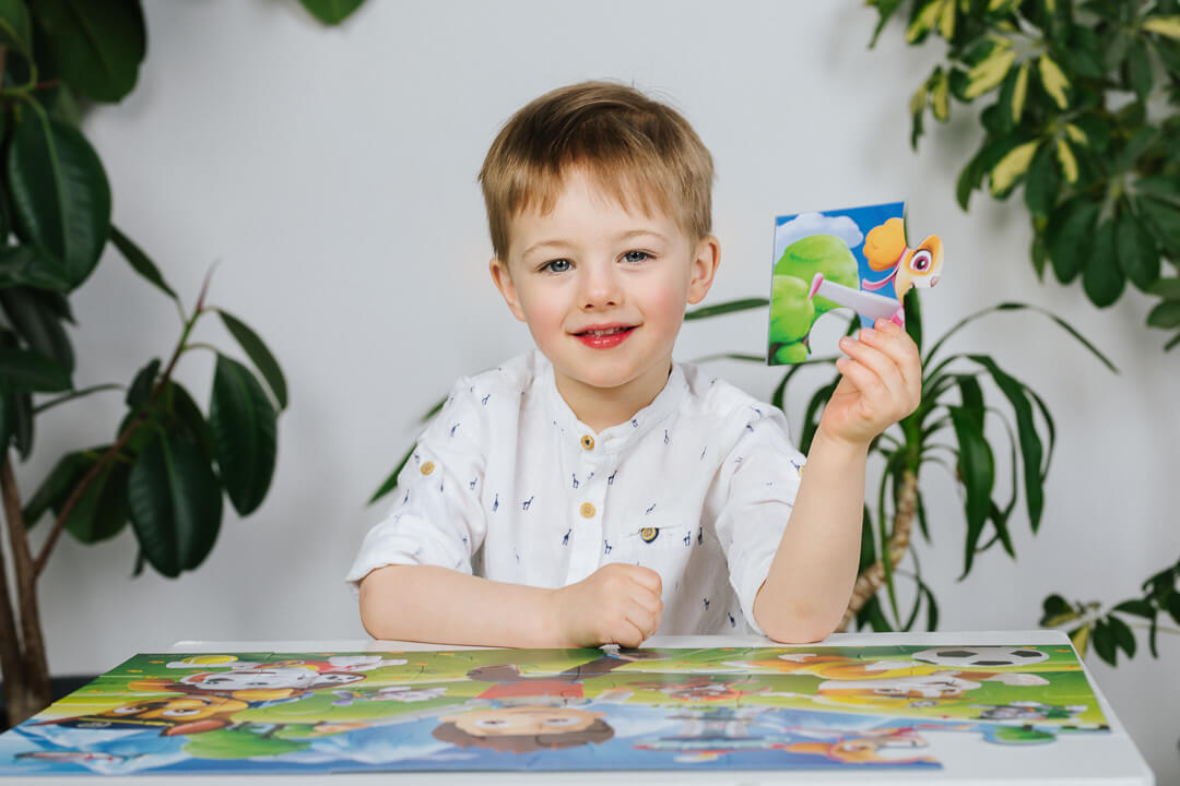 Dziecko układające puzzle na licencji Psi Patrol