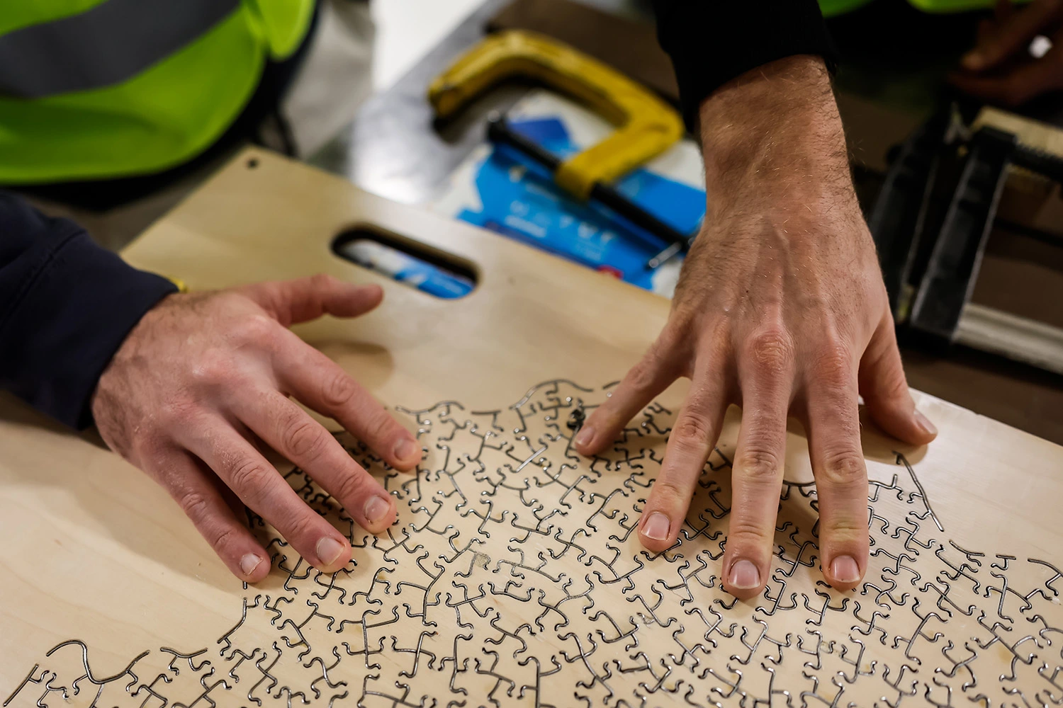 Gijs i Rob podczas zwiedzania fabryki, wykrojnik do puzzli