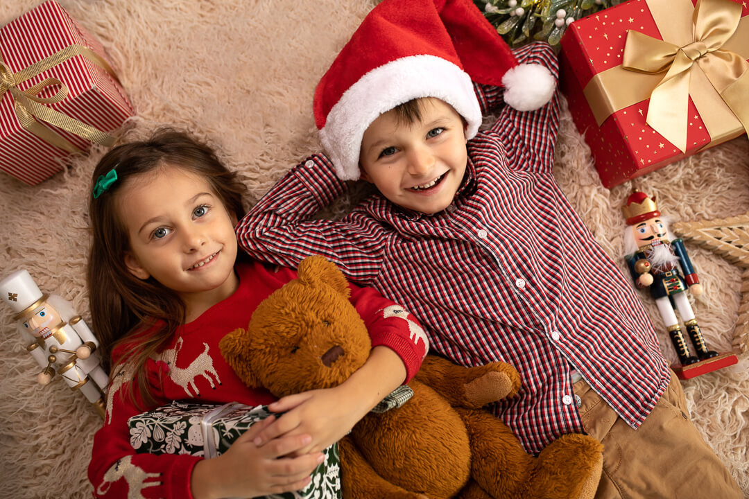 dzieci z prezentami świątecznymi