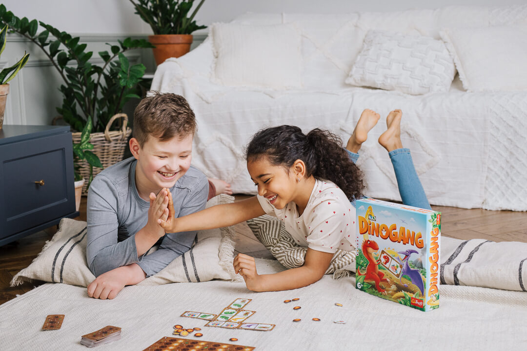 Dinogang - dzieci bawiące się w grę z dinozaurami