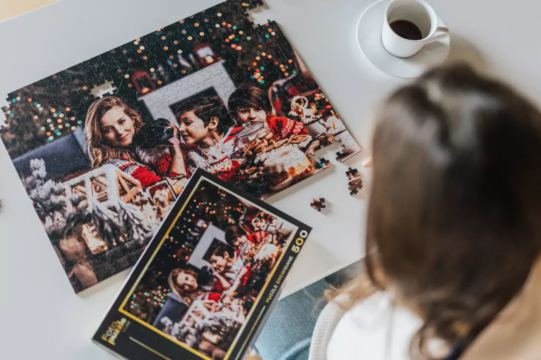 Układanie fotopuzzli na stole