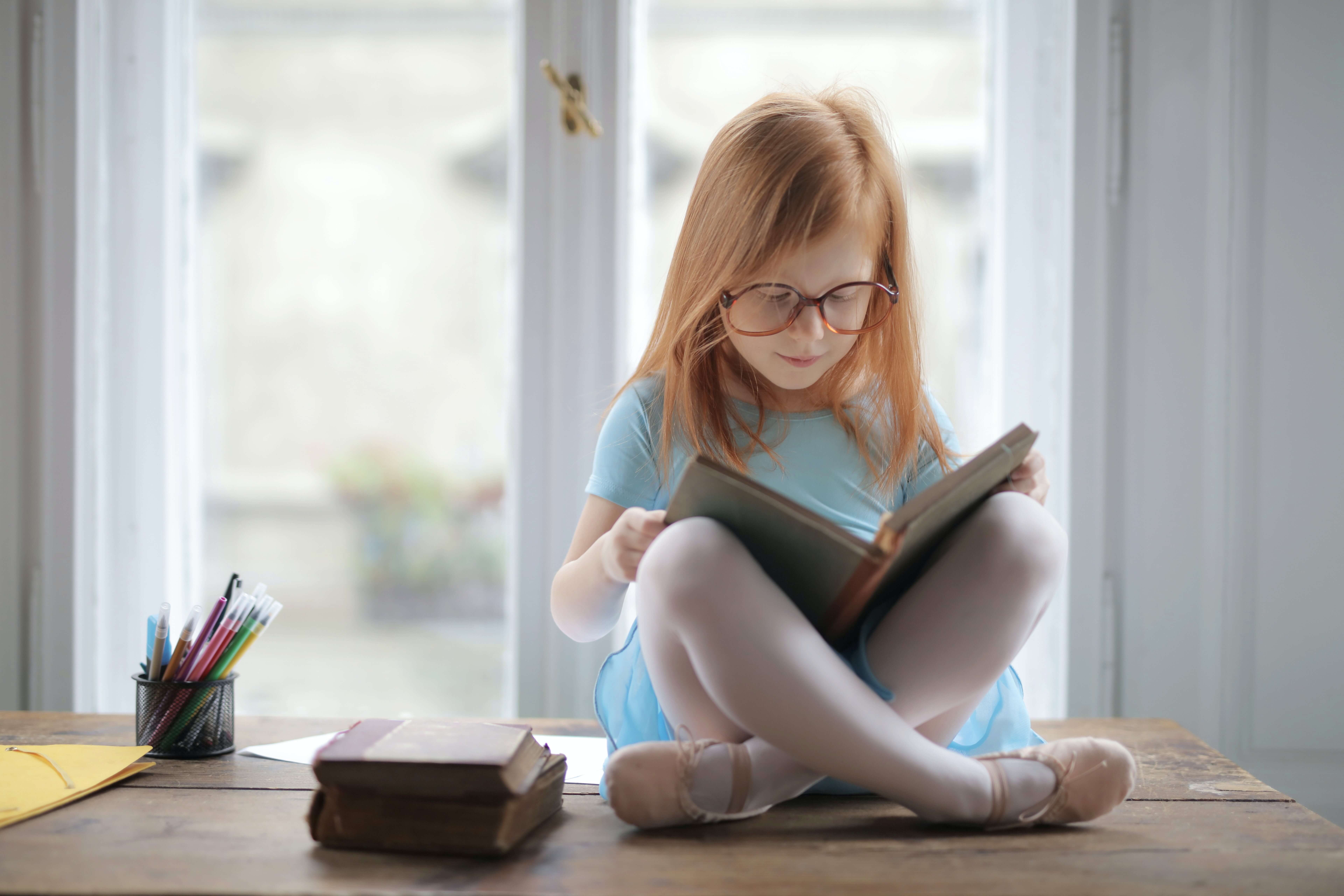Dziewczynka i książka
